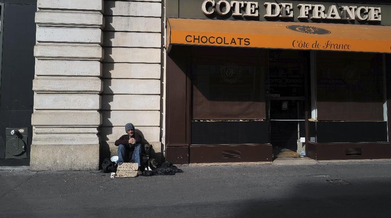 Tunawisma tidur dipinggir jalan ikut pembatasan sosial di Paris. (AP/Francois Mori)