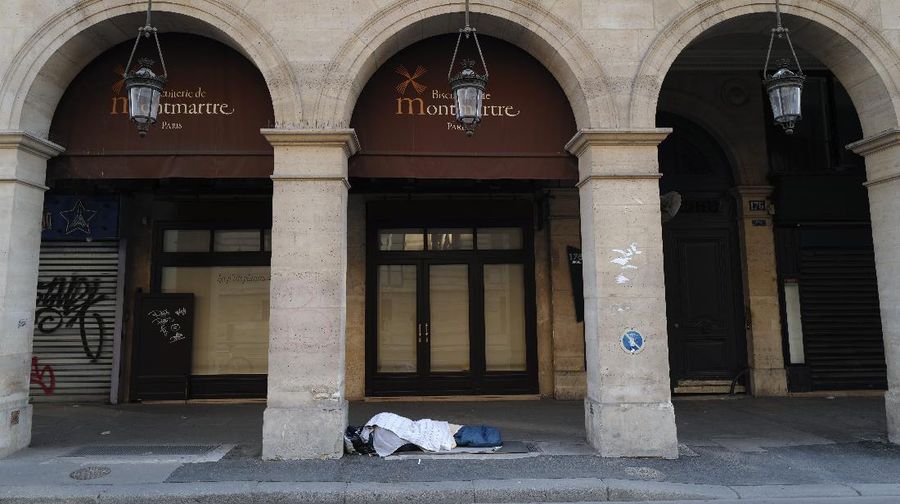 Tunawisma tidur dipinggir jalan ikut pembatasan sosial di Paris. (AP/Francois Mori)