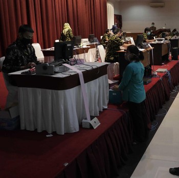 Penghasilan Berkurang, Nasabah Ramai-ramai 'Serbu' Pegadaian