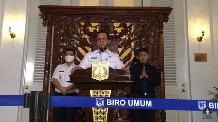 Gubernur DKI Jakarta Anies Baswedan memberikan keterangan pers mengenai perpanjangan PSBB di Pendopo Balai Kota, Jakarta, Rabu (22/4).