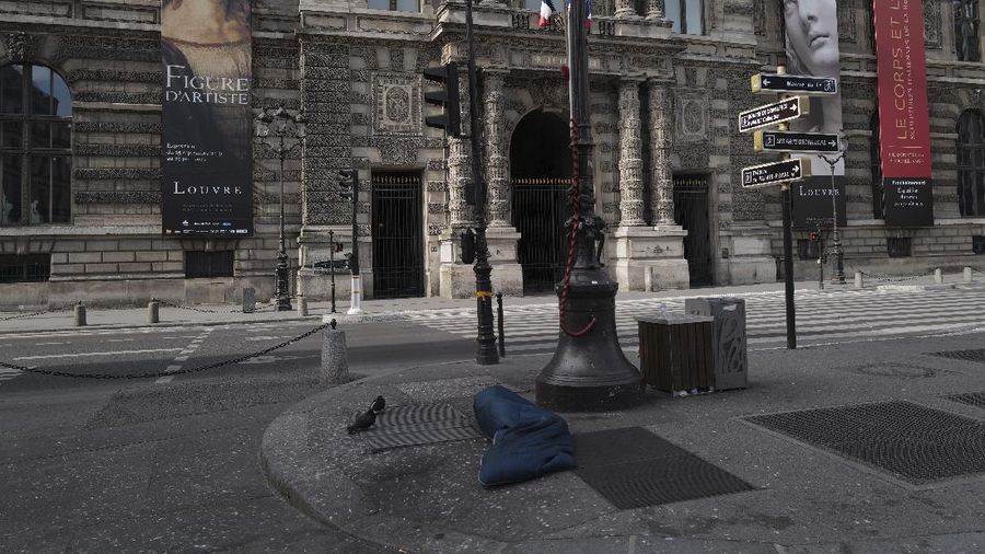 Tunawisma tidur dipinggir jalan ikut pembatasan sosial di Paris. (AP/Francois Mori)