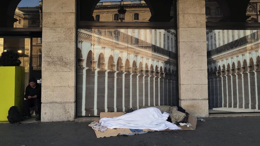 Tunawisma tidur dipinggir jalan ikut pembatasan sosial di Paris. (AP/Francois Mori)