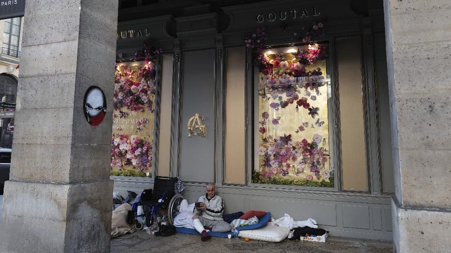 Tunawisma tidur dipinggir jalan ikut pembatasan sosial di Paris. (AP/Francois Mori)