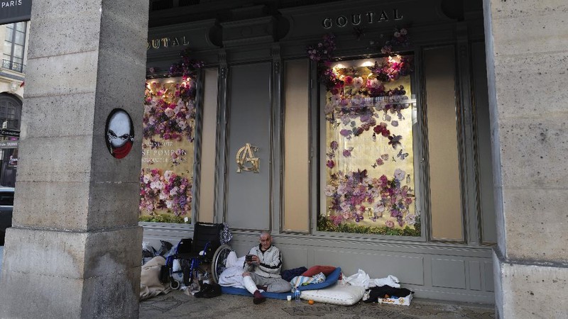 Tunawisma tidur dipinggir jalan ikut pembatasan sosial di Paris. (AP/Francois Mori)