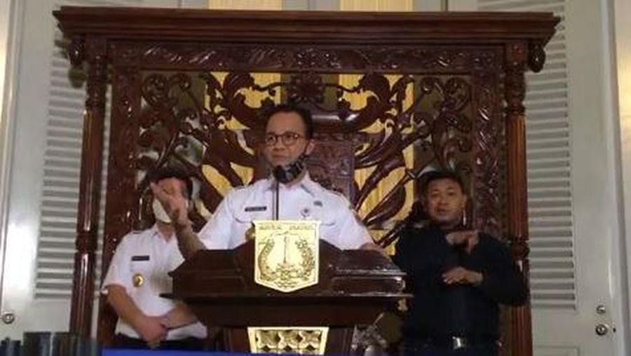 Gubernur DKI Jakarta Anies Baswedan memberikan keterangan pers mengenai perpanjangan PSBB di Pendopo Balai Kota, Jakarta, Rabu (22/4).