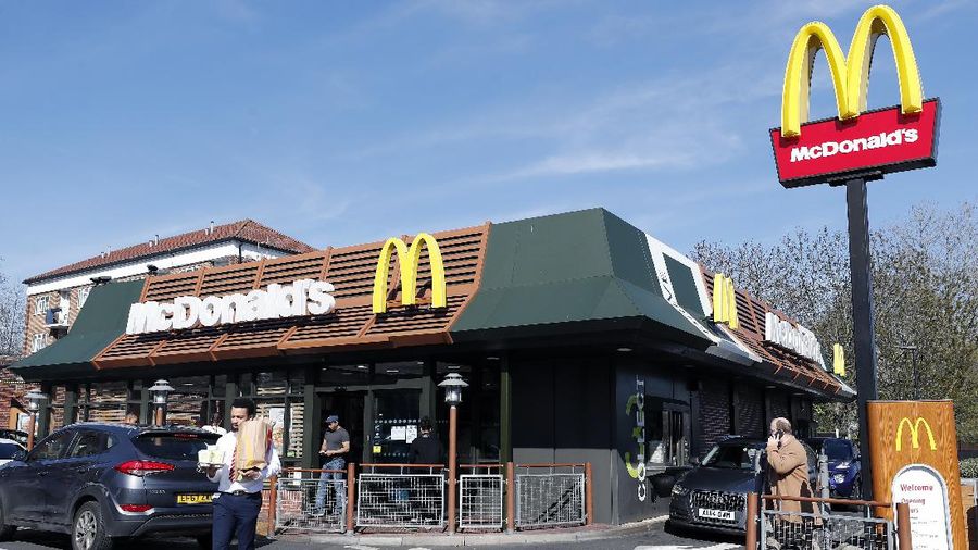 Ilustrasi McDonald's Cars queuing up at a Restaurant, in London, Monday, March 23, 2020. McDonald's Restaurants will close all its UK sites on Monday as Boris Johnson has said the Government is ready to impose tougher restrictions to curb the spread of the coronavirus if people do not follow the guidance on social distancing. For some people the COVID-19 coronavirus causes mild or moderate symptoms, but for others it causes severe illness. (AP Photo/Frank Augstein)