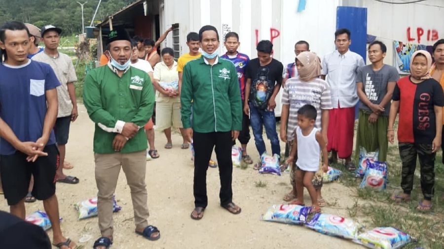 Anggota Nahdlatul Ulama dan beberapa LSM membagikan sekitar 1.000 karung beras di sekitar Lembah Klang, Malaysia,  23 April 2020. Foto:  NU Cabang Malaysia