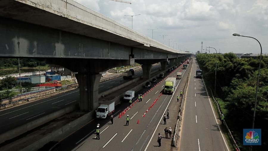 Pengecekan Jalur Akses Cikarang Barat, Akses transportasi mobil pribadi dan bus angkutan penumpang dari tol Jakarta Cikampek menuju Karawang ditutup mulai Jumat (24/4/2020) jam 00.00 WIB. (CNBC Indonesia/Andrean Kristianto)