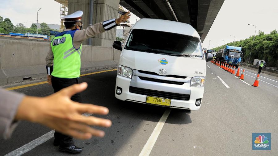 Pengecekan Jalur Akses Cikarang Barat, Akses transportasi mobil pribadi dan bus angkutan penumpang dari tol Jakarta Cikampek menuju Karawang ditutup mulai Jumat (24/4/2020) jam 00.00 WIB. (CNBC Indonesia/Andrean Kristianto)