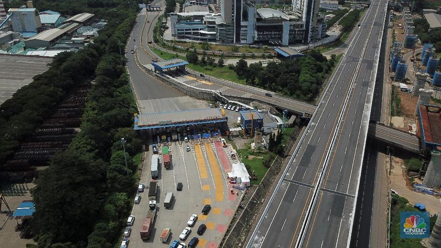 Pengecekan Jalur Akses Cikarang Barat, Akses transportasi mobil pribadi dan bus angkutan penumpang dari tol Jakarta Cikampek menuju Karawang ditutup mulai Jumat (24/4/2020) jam 00.00 WIB. (CNBC Indonesia/Andrean Kristianto)