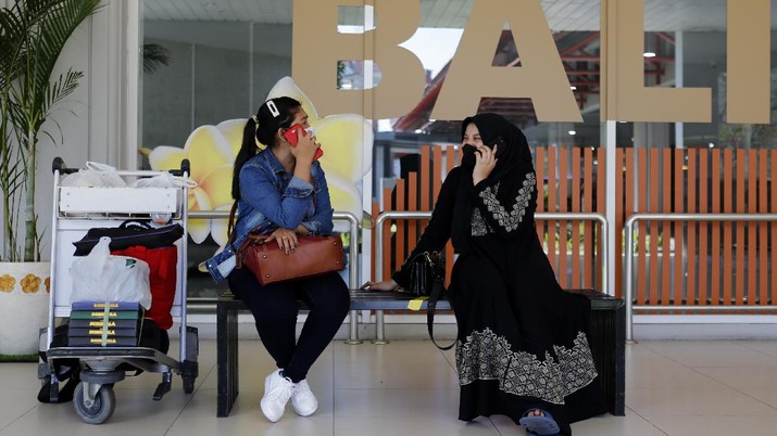 Bandara Ngurah Rai, Bali, Indonesia. AP/Firdia Lisnawati Police officers stand guard at the Ngurah Rai airport, Friday, April 24, 2020, in Bali, Indonesia. Indonesia is suspending passenger flights and rail service as it restricts people in the world's most populous Muslim nation from traveling to their hometowns during the Islamic holy month of Ramadan because of the coronavirus outbreak. (AP Photo/Firdia Lisnawati)