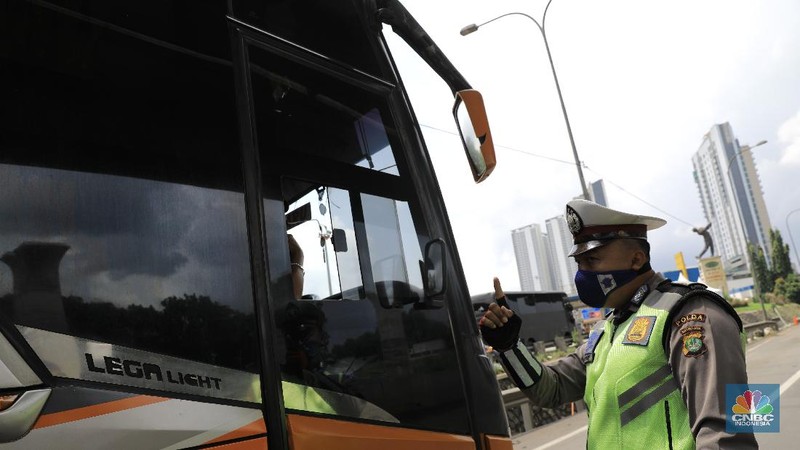 Pengecekan Jalur Akses Cikarang Barat, Akses transportasi mobil pribadi dan bus angkutan penumpang dari tol Jakarta Cikampek menuju Karawang ditutup mulai Jumat (24/4/2020) jam 00.00 WIB. (CNBC Indonesia/Andrean Kristianto)