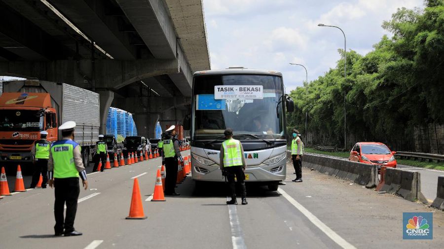 Pengecekan Jalur Akses Cikarang Barat, Akses transportasi mobil pribadi dan bus angkutan penumpang dari tol Jakarta Cikampek menuju Karawang ditutup mulai Jumat (24/4/2020) jam 00.00 WIB. (CNBC Indonesia/Andrean Kristianto)