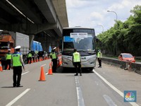Bandel! Begini Momen Polisi Cegat Bus AKAP di Cikarang Barat