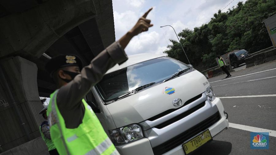 Pengecekan Jalur Akses Cikarang Barat, Akses transportasi mobil pribadi dan bus angkutan penumpang dari tol Jakarta Cikampek menuju Karawang ditutup mulai Jumat (24/4/2020) jam 00.00 WIB. (CNBC Indonesia/Andrean Kristianto)