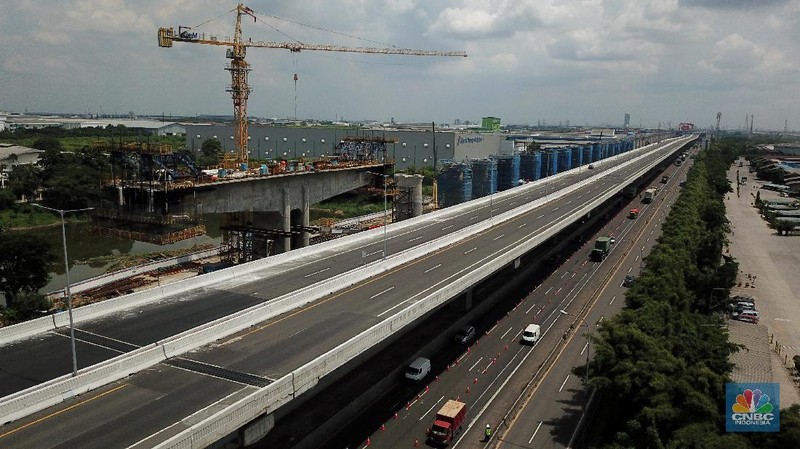 Pengecekan Jalur Akses Cikarang Barat, Akses transportasi mobil pribadi dan bus angkutan penumpang dari tol Jakarta Cikampek menuju Karawang ditutup mulai Jumat (24/4/2020) jam 00.00 WIB. (CNBC Indonesia/Andrean Kristianto)