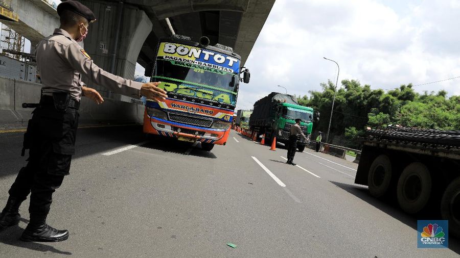 Pengecekan Jalur Akses Cikarang Barat, Akses transportasi mobil pribadi dan bus angkutan penumpang dari tol Jakarta Cikampek menuju Karawang ditutup mulai Jumat (24/4/2020) jam 00.00 WIB. (CNBC Indonesia/Andrean Kristianto)