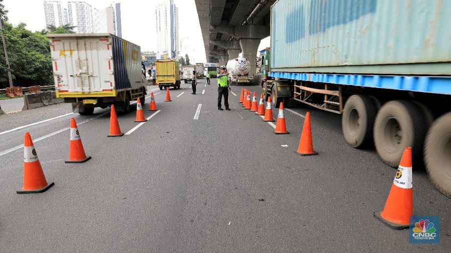 Pengecekan Jalur Akses Cikarang Barat, Akses transportasi mobil pribadi dan bus angkutan penumpang dari tol Jakarta Cikampek menuju Karawang ditutup mulai Jumat (24/4/2020) jam 00.00 WIB. (CNBC Indonesia/Andrean Kristianto)