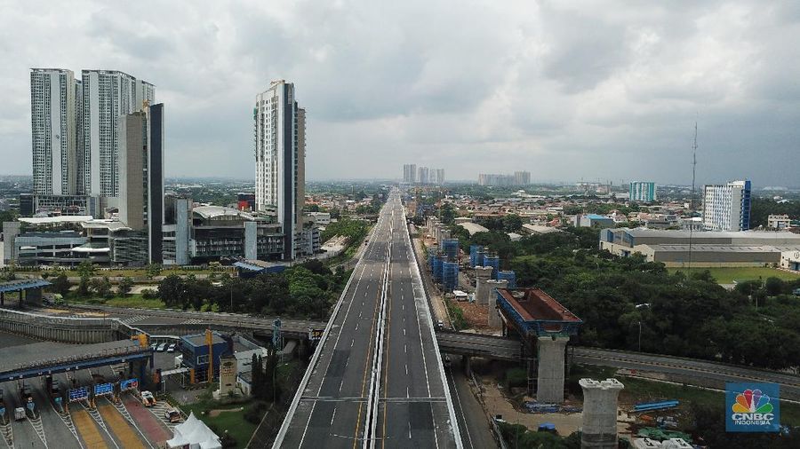 Pengecekan Jalur Akses Cikarang Barat, Akses transportasi mobil pribadi dan bus angkutan penumpang dari tol Jakarta Cikampek menuju Karawang ditutup mulai Jumat (24/4/2020) jam 00.00 WIB. (CNBC Indonesia/Andrean Kristianto)