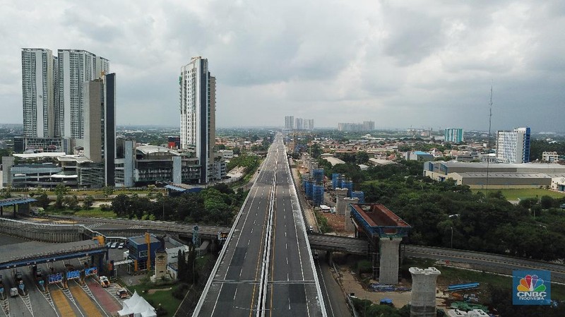 Pengecekan Jalur Akses Cikarang Barat, Akses transportasi mobil pribadi dan bus angkutan penumpang dari tol Jakarta Cikampek menuju Karawang ditutup mulai Jumat (24/4/2020) jam 00.00 WIB. (CNBC Indonesia/Andrean Kristianto)