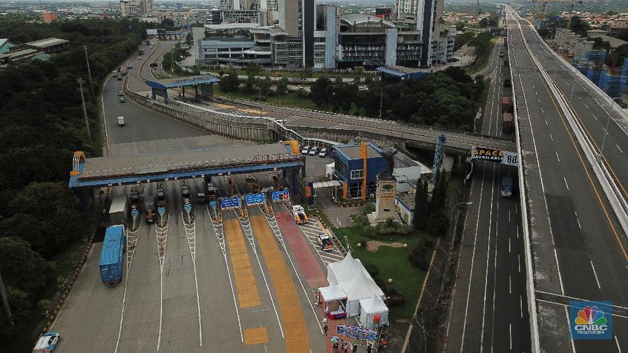 Pengecekan Jalur Akses Cikarang Barat, Akses transportasi mobil pribadi dan bus angkutan penumpang dari tol Jakarta Cikampek menuju Karawang ditutup mulai Jumat (24/4/2020) jam 00.00 WIB. (CNBC Indonesia/Andrean Kristianto)