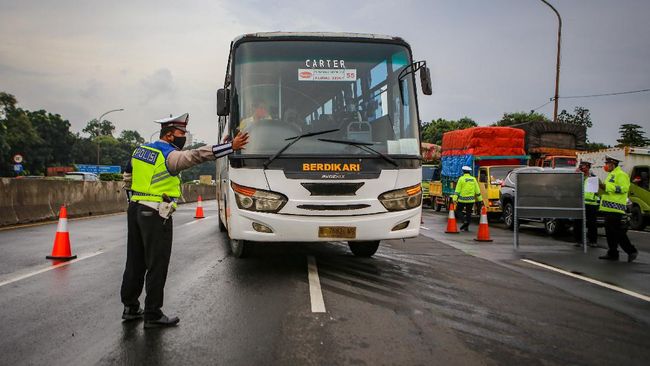 Polri Putar Balikkan 12.158 Kendaraan Pemudik di Lampung-Jawa