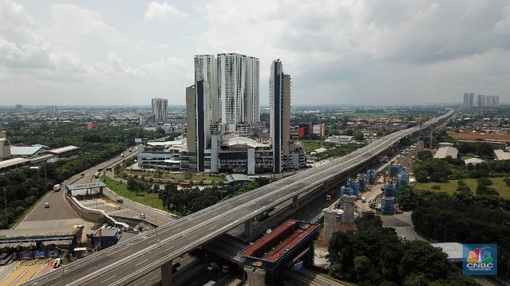 Pengecekan Jalur Akses Cikarang Barat, Akses transportasi mobil pribadi dan bus angkutan penumpang dari tol Jakarta Cikampek menuju Karawang ditutup mulai Jumat (24/4/2020) jam 00.00 WIB. (CNBC Indonesia/Andrean Kristianto)