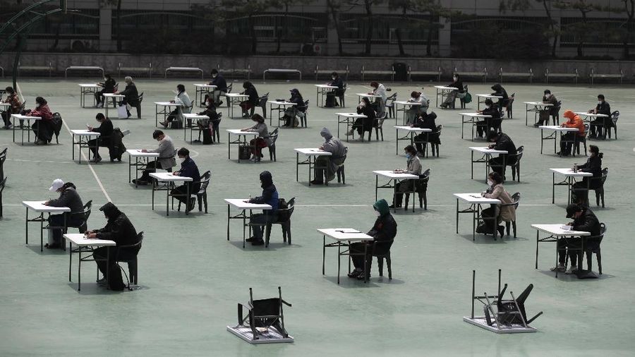 Suasana saat pencari kerja menghadiri ujian yang dilakukan di luar ruangan di Seoul, Korea Selatan. AP/Lee Jin-man