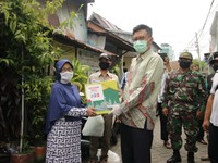 Pertamina Bagikan 400 Paket Sembako di Makassar