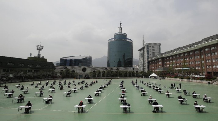 Suasana saat pencari kerja menghadiri ujian yang dilakukan di luar ruangan di Seoul, Korea Selatan. AP/Lee Jin-man