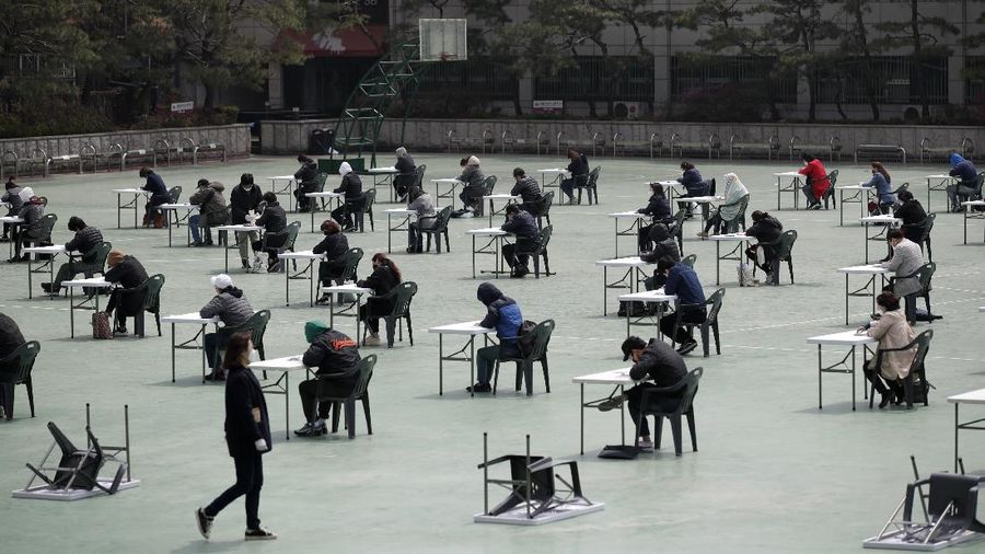 Suasana saat pencari kerja menghadiri ujian yang dilakukan di luar ruangan di Seoul, Korea Selatan. AP/Lee Jin-man