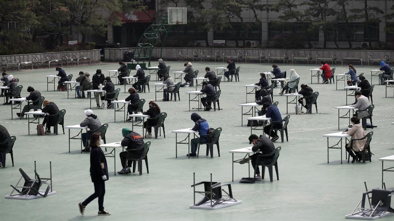 Suasana saat pencari kerja menghadiri ujian yang dilakukan di luar ruangan di Seoul, Korea Selatan. AP/Lee Jin-man