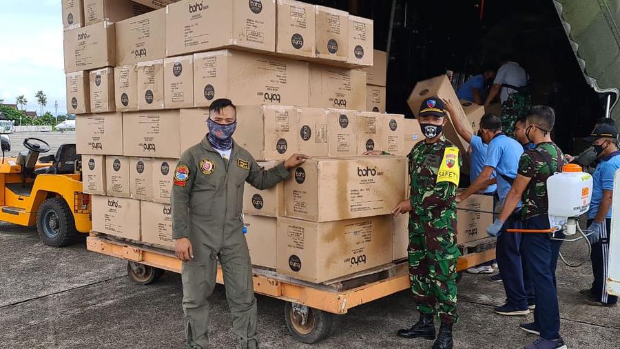 Sejumlah prajurit TNI terus mendistribusikan APD ke sejumlah daerah di Indonesia. APD itu disalurkan ke sejumlah rumah sakit di daerah terdampak COVID-19.