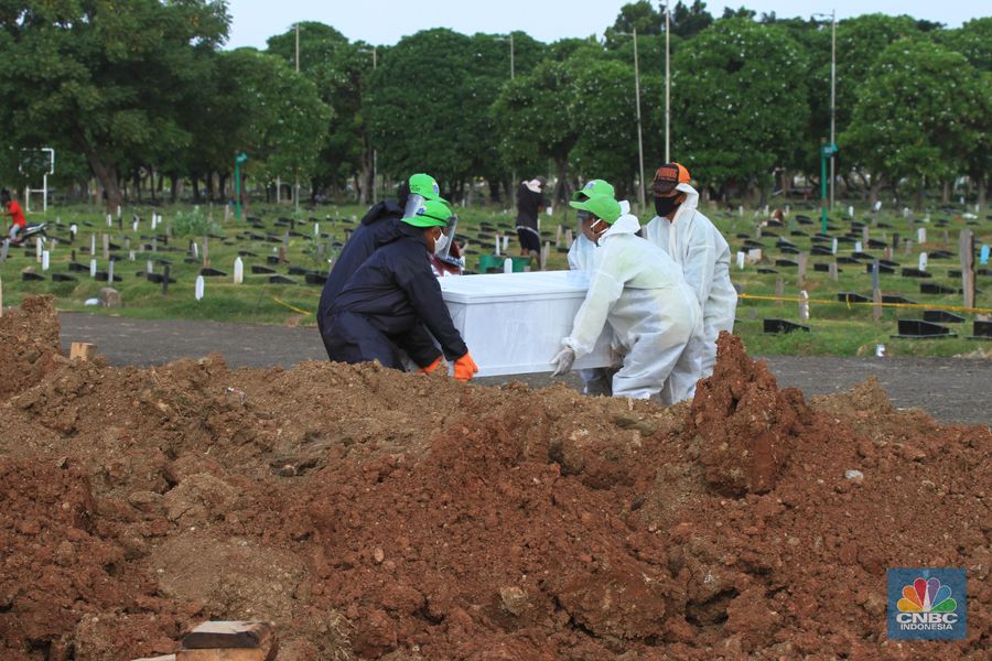 Pemakaman Covid-19 di TPU Tegal Alur, Jakarta Barat. (CNBC Indonesia/Tri Susilo)