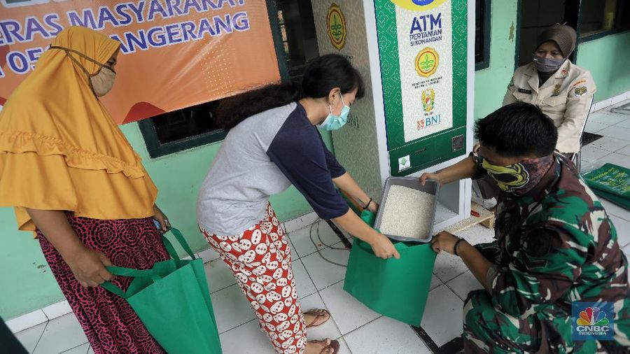 ATM Beras Gratis Untuk Warga Tedampak Covid-19. (CNBC Indonesia/Andrean Kristianto)
