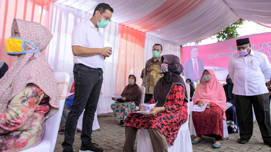 DPR RI Ali Taher meninjau pencairan bantuan sosial Tunai di Curug Tangerang, Sabtu (25/4). Dok: Adi kemensos