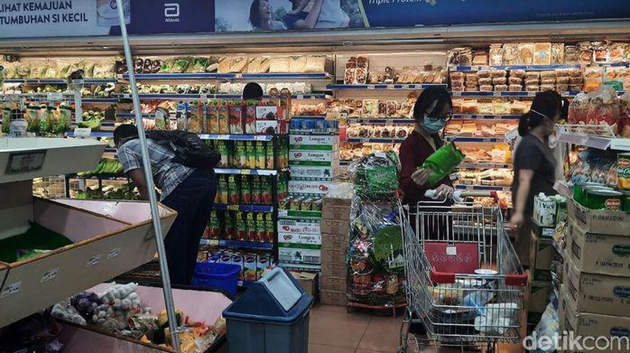 Jelang PSBB di Surabaya Warga Borong Sembako di Swalayan (Esti Widiyana - detikFinance)