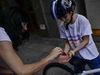 Setelah Dikurung 6 Minggu, Anak-anak Spanyol Kuasai Jalanan