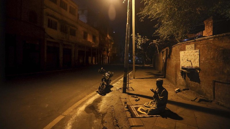 In this photo taken Saturday, April 25, 2020, the family of Bara Tambedou exercises at home after breaking the fast on the first day of the Muslim holy month of Ramadan, in Dakar, Senegal. This year the family is celebrating Ramadan at home, with prohibitions on public gatherings and a dusk-to-dawn curfew in place to curb the spread of the new coronavirus. (AP Photo/Sylvain Cherkaoui)