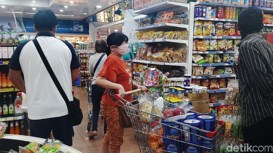 Jelang PSBB di Surabaya Warga Borong Sembako di Swalayan (Esti Widiyana - detikFinance)