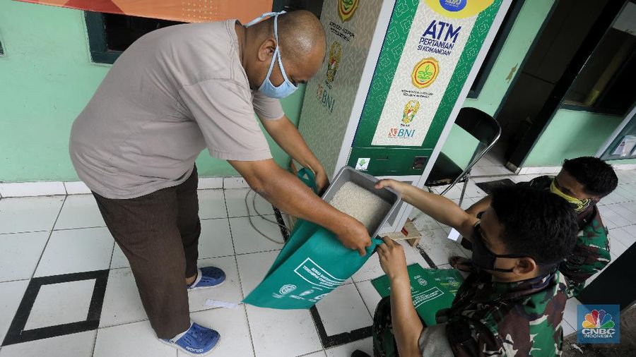 ATM Beras Gratis Untuk Warga Tedampak Covid-19. (CNBC Indonesia/Andrean Kristianto)