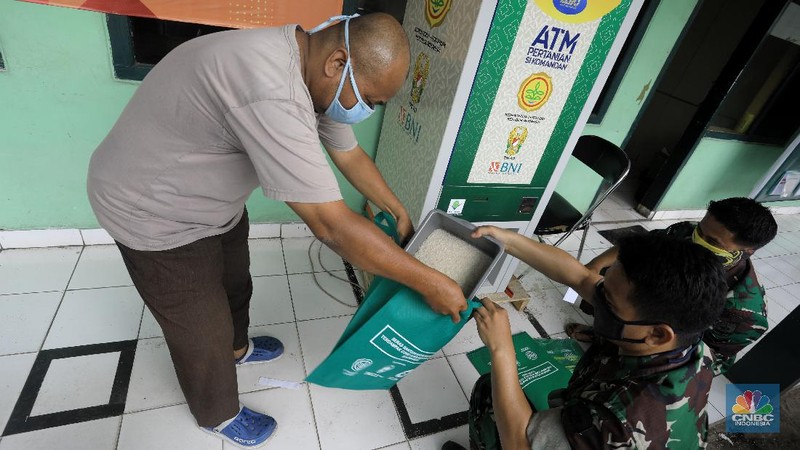 ATM Beras Gratis Untuk Warga Tedampak Covid-19. (CNBC Indonesia/Andrean Kristianto)
