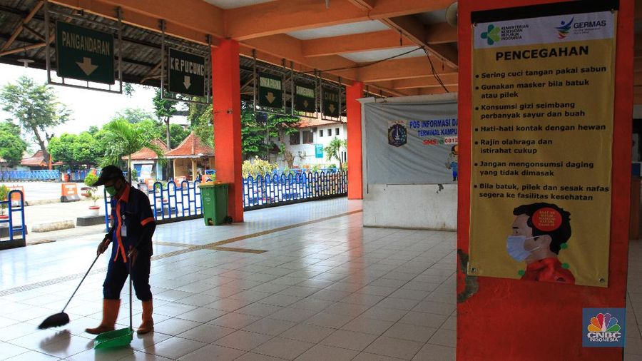 Terminal bus Kampung Rambutan, Jakarta Timur sepi imbas dari COVID-19. (CNBC Indonesia/Tri Susilo)