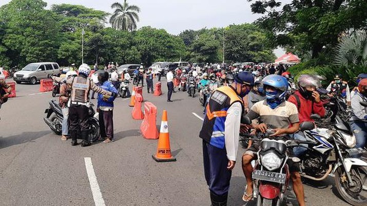 Kendaraan Menumpuk di Hari Pertama PSBB Surabaya. detikOto/Esti Widiyana