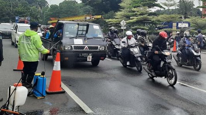 Kendaraan Menumpuk di Hari Pertama PSBB Surabaya. detikOto/Esti Widiyana Kendaraan Menumpuk di Hari Pertama PSBB Surabaya. detikOto/Esti Widiyana