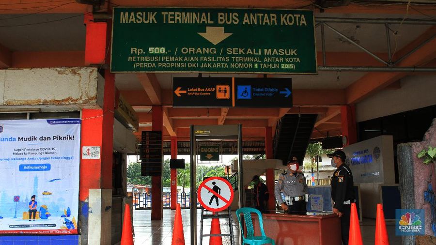 Terminal bus Kampung Rambutan, Jakarta Timur sepi imbas dari COVID-19. (CNBC Indonesia/Tri Susilo)