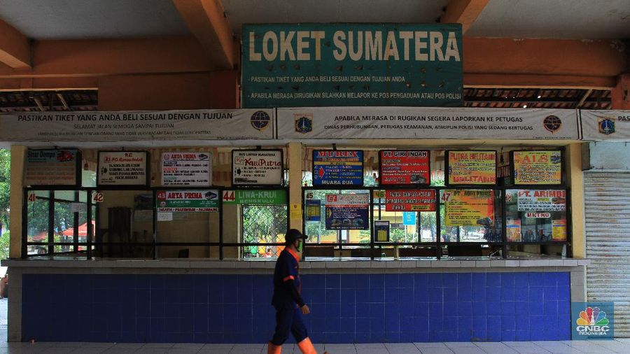 Terminal bus Kampung Rambutan, Jakarta Timur sepi imbas dari COVID-19. (CNBC Indonesia/Tri Susilo)