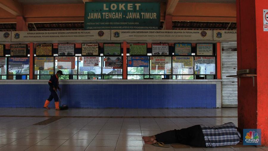 Terminal bus Kampung Rambutan, Jakarta Timur sepi imbas dari COVID-19. (CNBC Indonesia/Tri Susilo)