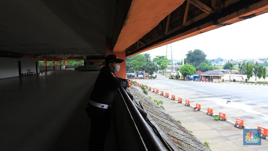 Terminal bus Kampung Rambutan, Jakarta Timur sepi imbas dari COVID-19. (CNBC Indonesia/Tri Susilo)
