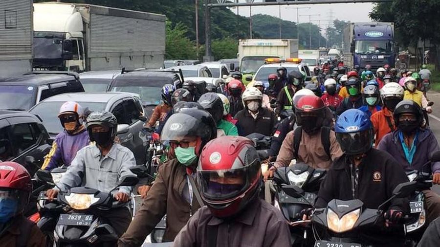 Kendaraan Menumpuk di Hari Pertama PSBB Surabaya. detikOto/Esti Widiyana